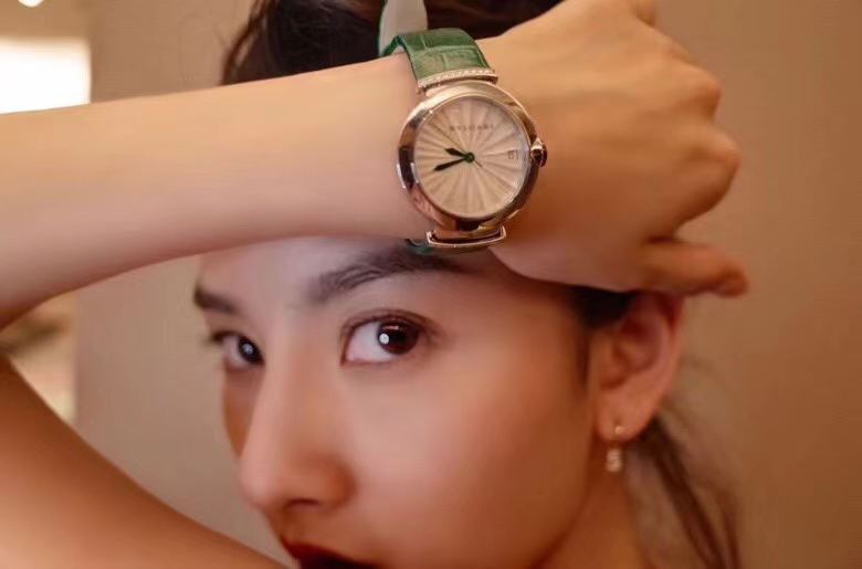 21FW 불가리 크리스마스 리미티드 에디션 LVCEA 103365 악어가죽 밴드 시계모음 1230