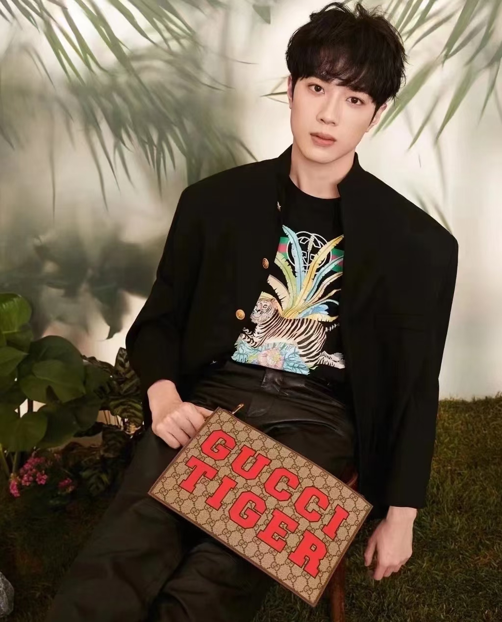 구찌 타이거 파우치 688378 US7DC 9395