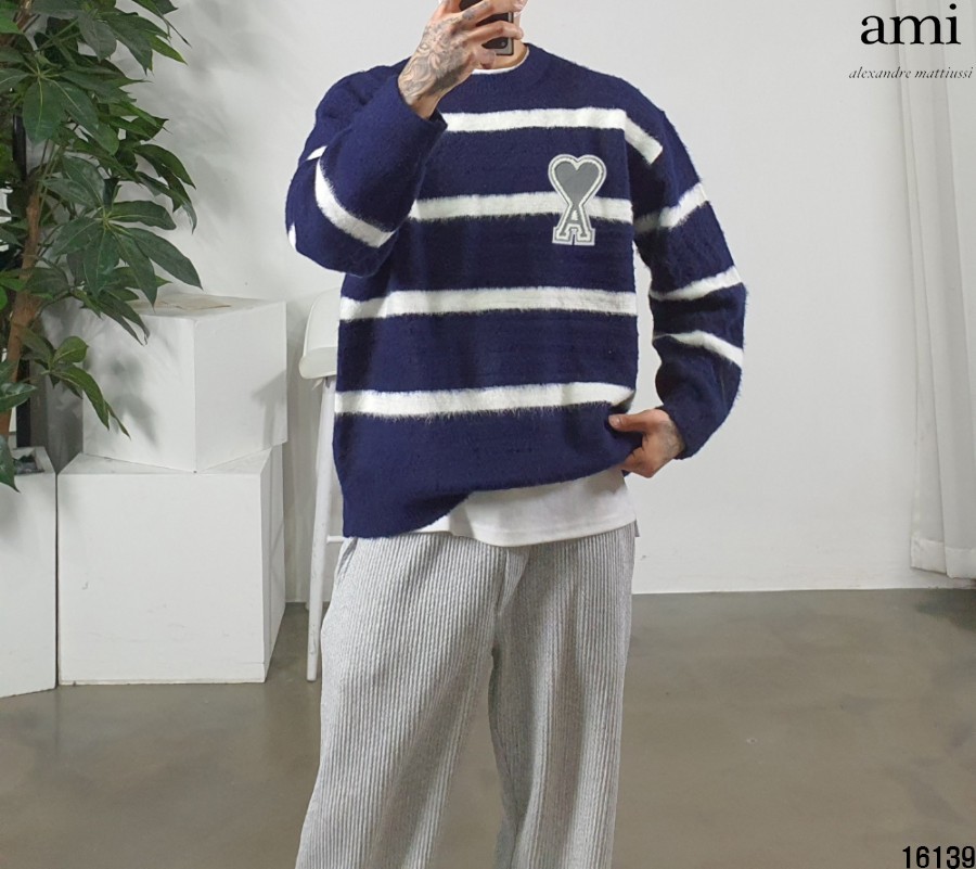 아미 화이트 스트라이프 라운드니트