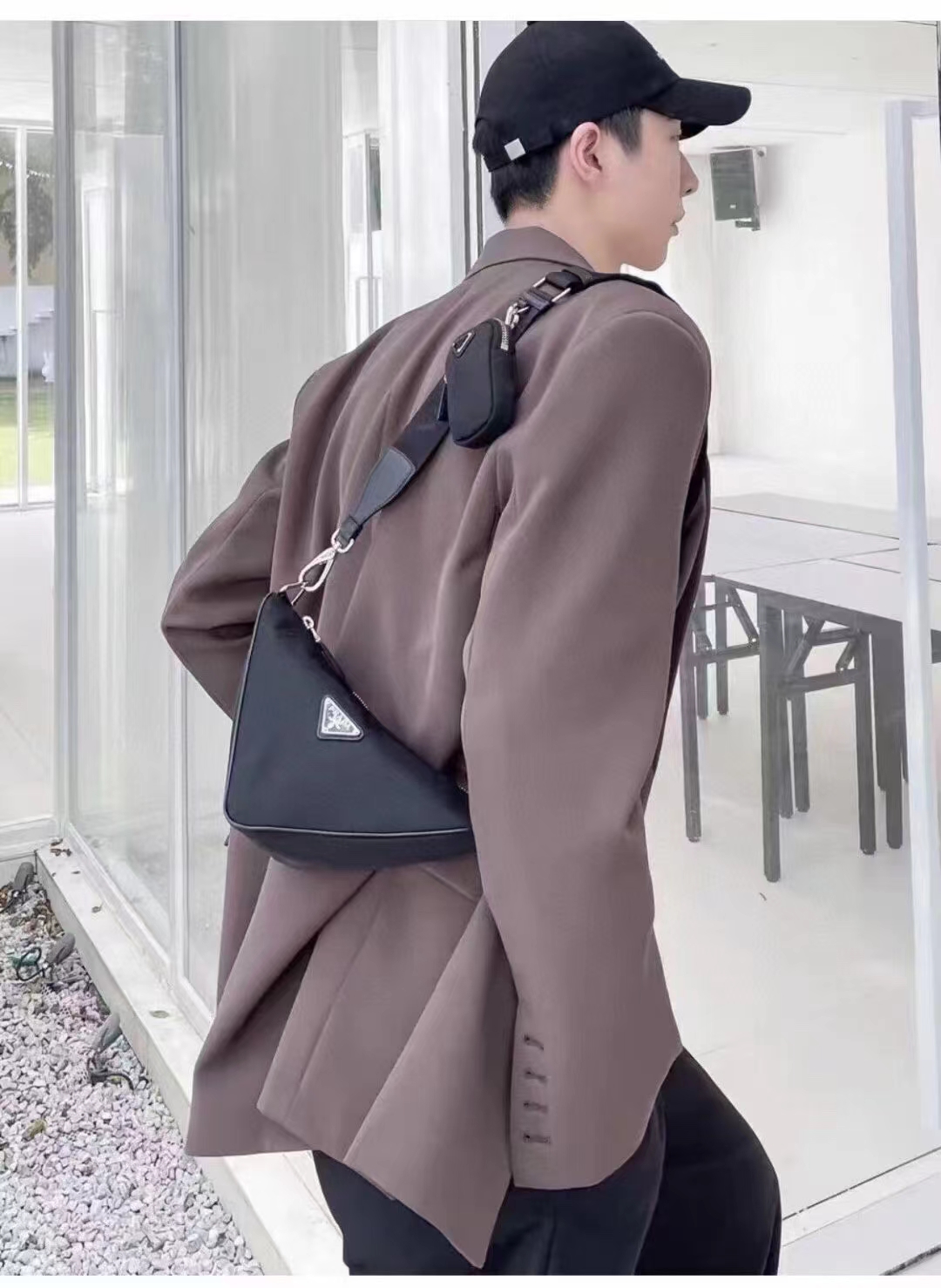 프라다 가죽 트라이앵글 숄더백 블랙 1BH190