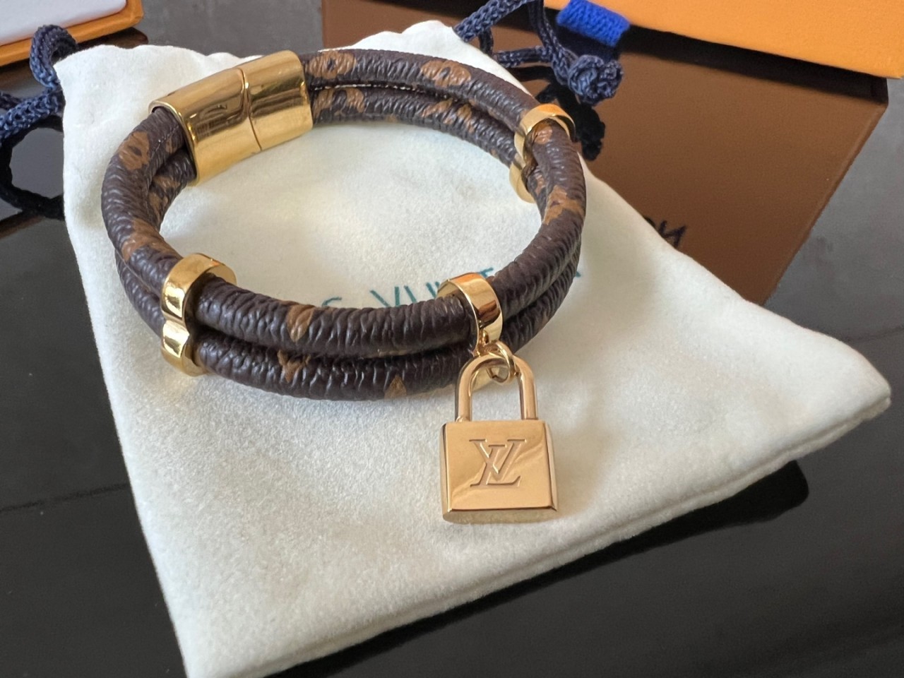 루이비통 모노그램 자물쇠 팔찌 (여성용)