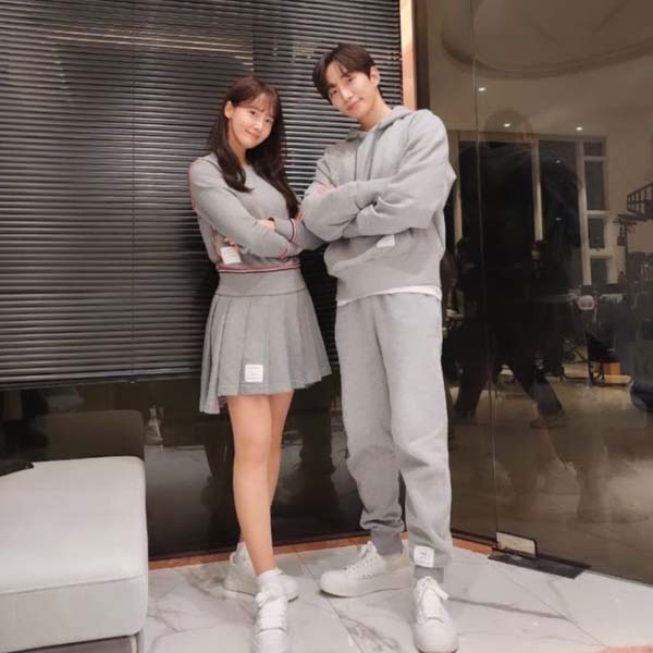 미우미우 로고 화이트 가죽 스니커즈