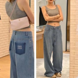 25년 미우미우 페이크 포켓 패치 로고 워싱 데님팬츠