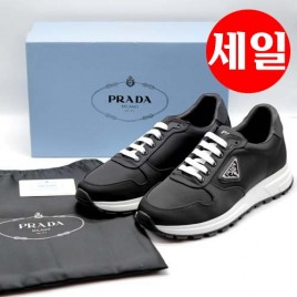 프라다 삼각로고 블랙 스니커즈